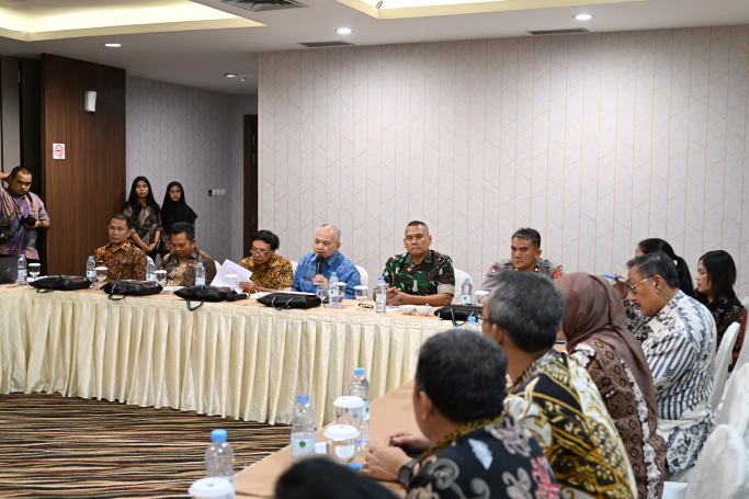 Kepala Dinas Sosial Prov.Sumut Asren Nasution memimpin sidang rapat Tim Peneliti Pengkaji Gelar Daerah (TP2GD) dalam rangka pengusulan Pejuang asal Sumatera Utara Prof. Dr. Midian Sirait sebagai calon Pahlawan Nasional di Karibia Boutique Hotel Jalan Timor, Kota Medan, Kamis (23/1/2025). Foto/Diskominfo Sumut