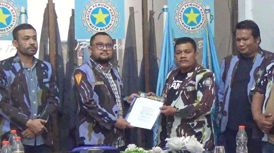 Bendahara DPD IPK Kota Medan Wahyu Permana, AP, SH (memakai kaca mata) saat menyerahkan Mandat Kepengurusan Pimpinan Anak Cabang (PAC) Kecamatan Medan Amplas, Robert Wahabja Simangunsong di Kantor DPD IPK Kota Medan, Jalan Burjamhal nomor 31 B, Kecamatan Medan Petisah, Kota Medan, Jumat siang (31/01/2025).