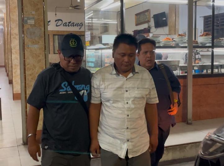 Kejati Sumut dipimpin oleh Asintel Kejati Sumut Andri Ridwan, SH,MH berhasil mengamankan Daftar Pencarian Orang (DPO) Terpidana Agus Nugroho di salah satu rumah makan di kawasan Tanjung Morawa, Jumat (11/4/2025).