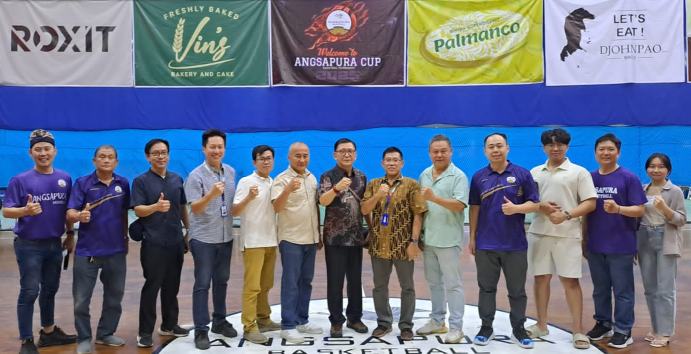 ANGSAPURA CUP - Ketua Pengprov Perbasi Sumut Iwan Hartono Alam, Wakil Ketua Pengkot Perbasi Medan Huliman dan Ketum Angsapura Medan Fuad Halimoen serta jajaran pengurus dan jajaran panitia Angsapura Cup lainnya, diabadikan bersama usai pembukaan di GOR Angsapura Jalan AR Hakim Medan, Sabtu (26/4/2025). Foto/medandaily.com/ist