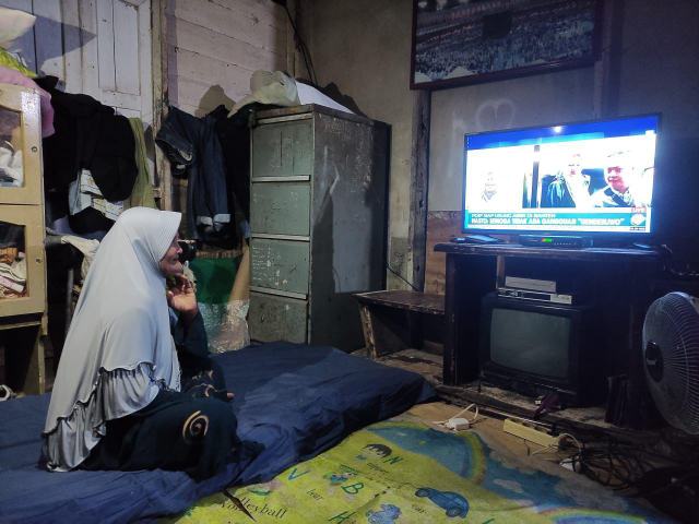 Warga Desa Sukabangun, Kabupaten Bengkayang, Kalimantan Barat dapat menikmati hiburan di televisi semenjak listrik hadir di desa mereka.