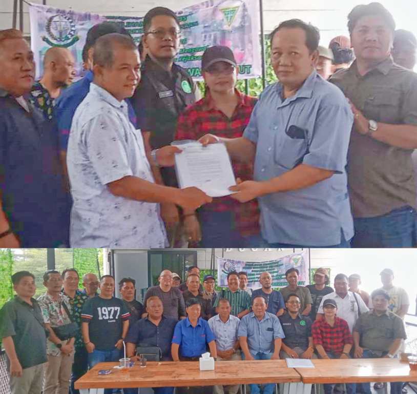 Ketua Forwaka Sumut Terpilih Irfandi (kiri) serah terima berkas dari pengurus sebelumnya Zainul Arifin Siregar (kanan).