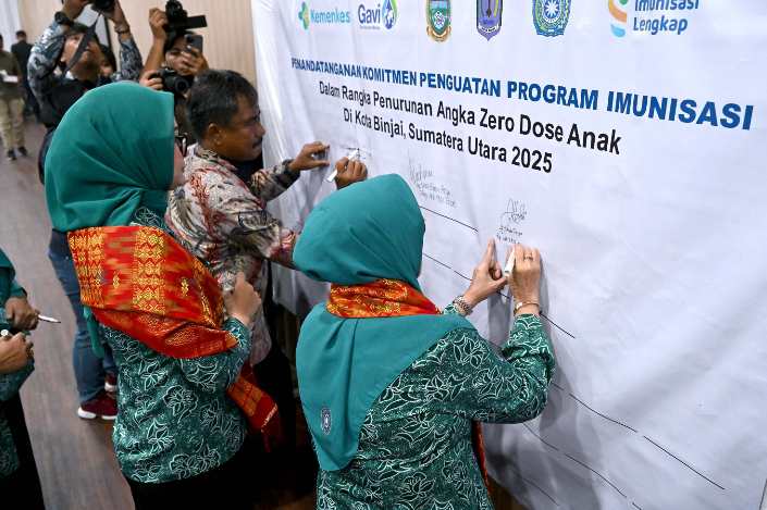 Staff Ahli I TP PKK Sumut Titiek Sugiharti menghadiri Advokasi dan Sosialisasi Imunisasi Nasional Untuk Penurunan Angka Anak Dengan Zero Dose yang dibuka secara langsung oleh Staff Ahli Bidang Penguatan Ketahanan Keluarga TP PKK Pusat Yane Ardian Bima Arya di Aula Kantor Walikota Binjai, Jalan Sudirman, Kota Binjai, Kamis (26/6/2025).