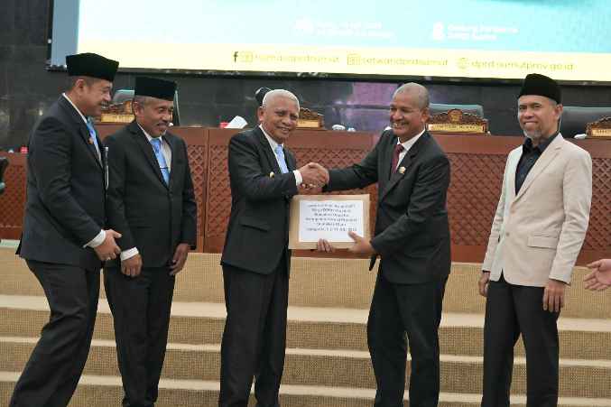 Wakil Gubernur Sumatera Utara (Sumut) Surya usai menyampaikan Jawaban Gubernur Sumut terhadap Pemandangan Umum Fraksi atas Ranperda tentang RPJMD Provinsi Sumut Tahun 2025-2029, dalam Rapat Paripurna di Gedung DPRD Sumut, Jalan Imam Bonjol Medan, Kamis (17/7/2025).