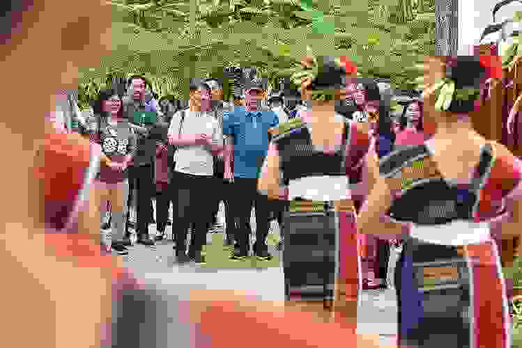 Asesor United Nations Educational, Scientific and Cultural Organization (UNESCO) Soo Jae Lee meninjau sejumlah Geosite di Kawasan Danau Toba. Hal tersebut dilaksanakan dalam rangka pra revalidasi UNESCO guna kesiapan menghadapi revalidasi yang akan dilaksanakan pada 21-25 Juli 2025. Soo Jae Lee bersama rombongan meninjau sejumlah geosite. Kunjungan hari ketiga dimulai dari SMK N 1 Simanindo, Kampung Ulos Huta Raja, Pusat Informasi geopark di Sigulatti Kabupaten Samosir, hingga air terjun Sipiso-Piso Kabupaten Karo, Minggu (13/7/2025).