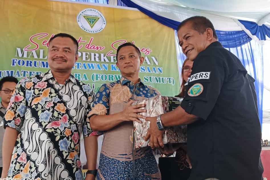 Ketua Forwaka Sumut, Irfandi (kanan) bersama Wakil Kepala Kejaksaan Tinggi Sumatera Utara, Sofyan Selle SH MH (tengah) dan Ketua PWI Sumut Farianda.