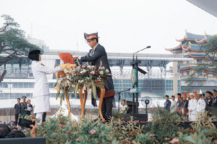 Wali Kota Medan, Rico Tri Putra Bayu Waas, bertindak sebagai inspektur upacara penurunan bendera merah putih di Lapangan Merdeka Kota Medan, Minggu (17/8/2025).