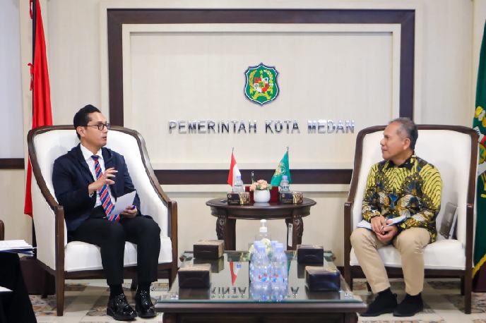 Wali Kota Medan Rico Tri Putra Bayu Waas menerima Kementerian Lingkungan Hidup Deputi Bidang Tata Lingkungan dan Sumber Daya Alam Berkelanjutan di Balai Kota, Selasa (19/8/2025).