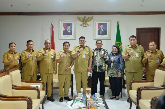 Gubernur Sumatera Utara (Sumut) Bobby Nasution menerima kunjungan Deputi Direksi Wilayah I BPJS Kesehatan Nuim Mubarak di Ruang Kerja Lantai 10 Kantor Gubernur Sumut Jalan Diponegoro Kota Medan, Selasa (9/9/2025). Kunjungan tersebut membahas mengenai Sumut yang telah mencapai Universal Health Coverage (UHC). Foto/Diskominfo Sumut 