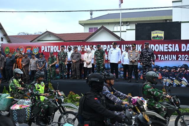 Gubernur Sumatera Utara (Sumut) Muhammad Bobby Afif Nasution bersama Pangdam I Bukit Barisan Mayjen TNI Rio Firdianto, Ketua DPRD Sumut Erni Ariyanti Sitorus, Kapolda Sumut Irjen Pol Whisnu Hermawan Februanto, Kajati Sumut Harli Siregar, Wali Kota Medan Rico Tri Putra Bayu Waas, Wakil Bupati Deliserdang Lom Lom Suwondo, serta Wali Kota Binjai Amir Hamzah saat Apel Gelar Pasukan Patroli Gabungan Simpatik untuk Indonesia Damai di Lapangan Benteng, Medan, Rabu (10/9/2025). Foto/Diskominfo Sumut