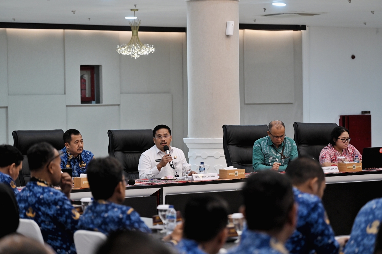 Sekretaris Daerah Provinsi (Sekdaprov) Sumatera Utara (Sumut) Togap Simangunsong menghadiri Rapat Koordinasi (Rakor) dan Evaluasi Tindak Lanjut Pembangunan Sistem Pencegahan Korupsi di Provinsi Sumatera Utara di Aula Raja Inal Siregar Kantor Gubernur Sumut Jalan Diponegoro Nomor 30 Medan, Rabu (1/10/2025). Foto/Diskominfo Sumut 