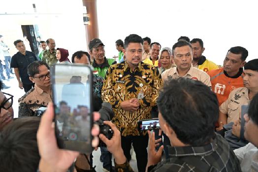 Gubernur Sumatera Utara (Sumut) Bobby Afif Nasution, didampingi OPD, menerima aspirasi Gabungan Ojek Roda Dua Medan Sekitarnya (GODAMS) bersama Aliansi Solidaritas Driver Medan (SDM) di Anjungan Lantai 9 Kantor Gubernur Sumut, Jalan Pangeran Diponegoro Nomor 30 Medan, Jumat (3/10/2025). Foto/Diskominfo Sumut