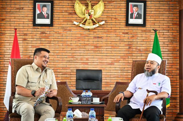 Gubernur Sumatera Utara (Sumut) Muhammad Bobby Afif Nasution menerima kunjungan Gubernur Bengkulu Helmi Hasan di Anjungan Lantai 9, Kantor Gubernur, Jalan Diponegoro Nomor 30, Medan, Selasa (14/10/2025). Foto/Diskominfo Sumut