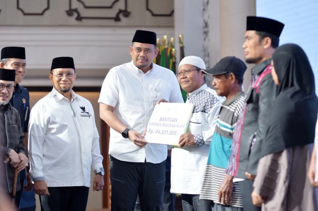 Gubernur Sumatera Utara (Sumut) Bobby Nasution menyerahkan Zakat secara simbolis kepada para penerima manfaat pada Penyerahan Zakat Triwulan III oleh Badan Amil Zakat Nasional (Baznas) Provinsi Sumut di Aula Raja Inal Siregar Lantai 2 Kantor Gubernur Sumut Jalan Diponegoro Kota Medan, Rabu (15/10/2025). Foto/Diskominfo Sumut 