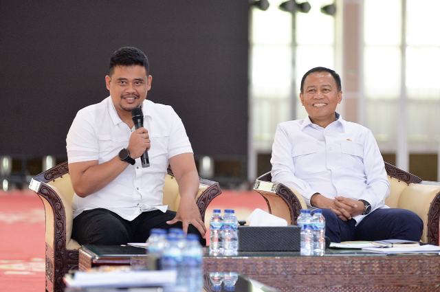 Gubernur Sumatera Utara (Sumut) Bobby Nasution melakukan pertemuan dengan Direktur Jenderal Perhubungan Darat Kementerian Perhubungan Aan Suhanan terkait Bus Rapid Transit (BRT) Mebidang (Medan-Binjai-Deliserdang) di Aula Tengku Rizal Nurdin Jalan Sudirman Kota Medan, Kamis (16/10/2025). Foto/Diskominfo Sumut 
