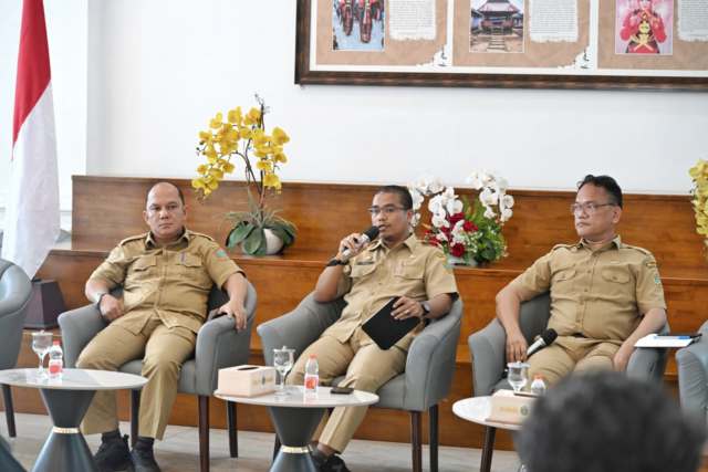 Sekretariat Dewan (Setwan) DPRD Sumut melakukan Konferensi Pers terkait "DPRD Sumut Mendengar: Aspirasi Rakyat, Kebijakan Berdampak" yang difasilitasi Dinas Kominfo Sumut di Lobby Dekranasda Lantai 1 Kantor Gubernur Sumut Jalan Diponengoro Nomor 30 Medan, Senin (20/10/2025). Foto/Diskominfo Sumut