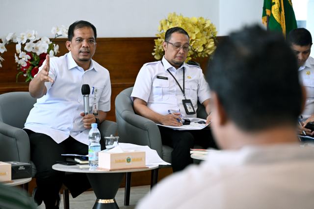 Kepala Biro Organisasi Setdaprov Sumut Dedi Jaminsyah Harahap saat Konferensi Pers terkait Penataan Organisasi Pemerintah Daerah untuk Efektivitas dan Kinerja yang Optimal di Lobby Dekranasda, Kantor Gubernur Sumut, Jalan Diponegoro No. 30, Medan, Rabu (22/10/2025). Foto/Diskominfo Sumut