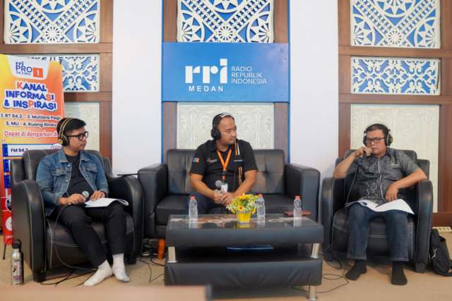 Kepala Bidang Perumahan Dinas Perumahan Kawasan Permukiman Sumut Bustami Rangkuti bersama Pemimpin Bidang Kualitas Monitoring Divisi Ritel PT Bank Sumut Ahmad Abdullah pada dialog interaktif di Pro 1 RRI Medan, Kamis (23/10/2025). Foto/Diskominfo Sumut