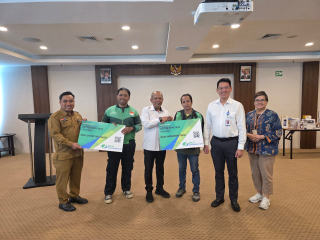 CEO RS Siloam, Hartono menyerahkan bantuan Corporate Social Responsibility (CSR) untuk perlindungan jaminan sosial, kepada perwakilan Gojek, dan disaksikan Sekretaris Dinas Tenaga Kerja Kota Medan, Ramadan dan Kepala BPJS Ketenagakerjaan Medan Kota, Jefri Iswanto.
