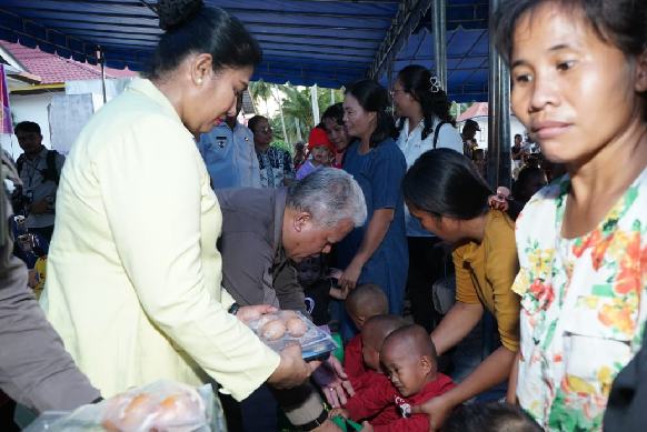Kajati sumut Dr.Harli Siregar, SH.,M.Hum didampingi Ketua Ikatan Adhyaksa Dharmakarini (IAD) Ny.Tirumaida Harli Siregar beserta pejabat utama Kejati Sumatera Utara melanjutkan kunjungan kerjanya ke wilayah hukum Kejaksaan Negeri Nias Selatan dan melaksanakan sejumlah kegiatan bhakti sosial, Rabu (8/10/2025).