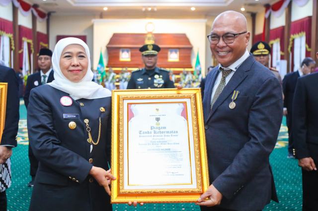 Ketua Umum Persatuan Wartawan Indonesia (PWI) Pusat, Akhmad Munir, menerima Lencana Kehormatan Provinsi Jawa Timur “Jer Basuki Mawa Beya” dari Gubernur Jawa Timur, pada puncak peringatan Hari Jadi ke-80 Provinsi Jawa Timur.