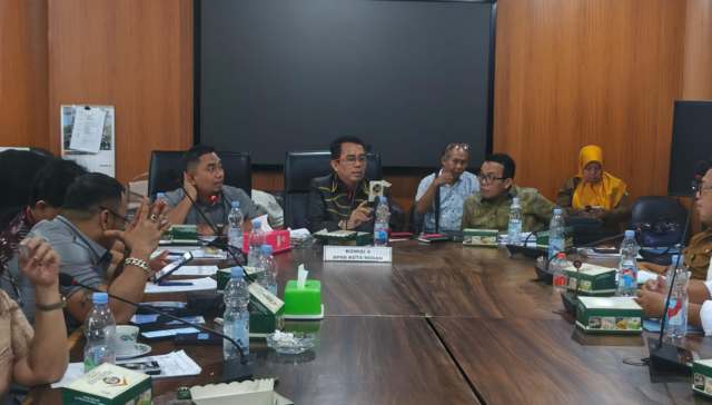 Rapat bersama BWS II di ruang rapat Komisi IV gedung DPRD Medan, Senin (20/10/2025).