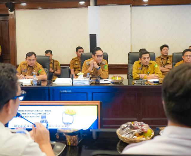 Rapat bersama antara Pemko Medan dengan Balai Besar Wilayah Sungai (BBWS) Sumatera II, di Balai Kota Medan, Senin (20/10/2025).