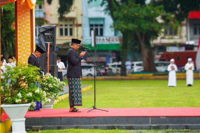 Gubernur Sumatera Utara Bobby Nasution saat menghadiri Peringatan Hari Santri Nasional tingkat Sumatera Utara yang dipusatkan di Lapangan Merdeka Binjai, Rabu (22/10/2025).