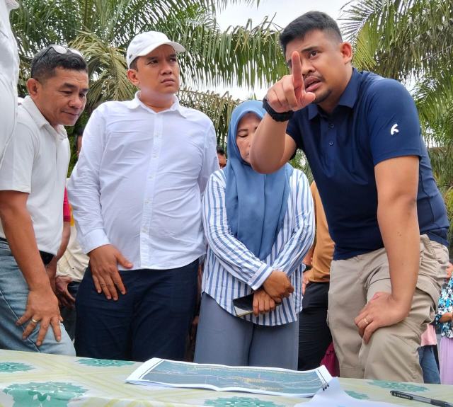 Gubernur Sumatera Utara Bobby Nasution saat meninjau jalan provinsi yang amblas di Kecamatan Batang Serangan, Langkat, beberapa hari lalu.
