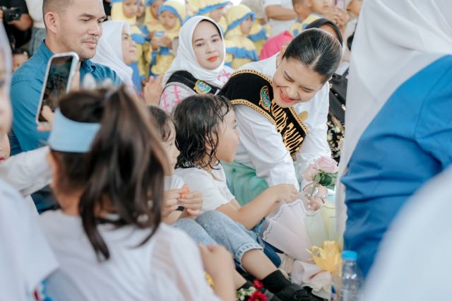 Bunda Pendidikan Anak Usia Dini (PAUD) Sumatera Utara (Sumut) Kahiyang Ayu menghadiri “Kampung Ceria Anak Merdeka (Kacamer) 2025” yang digagas Ikatan Guru Taman Kanak-Kanak Indonesia (IGTKI) Sumut di Taman Cadika, Medan, Sabtu (1/11/2025). Foto/Diskominfo Sumut 