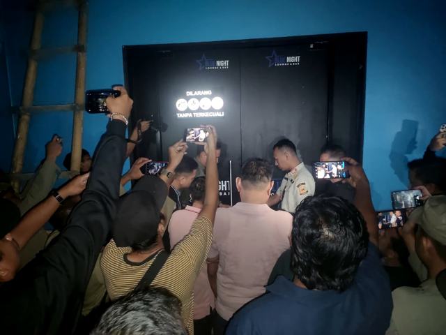 Pemerintah Provinsi (Pemprov) Sumatera Utara (Sumut) menyegel tempat hiburan malam (THM) Blue Night di Kecamatan Sei Bingai, Kabupaten Langkat, pada Sabtu (1/11/2025) malam. Penyegelan dilakukan karena THM tersebut belum memiliki izin operasional yang lengkap. Foto/Diskominfo Sumut 