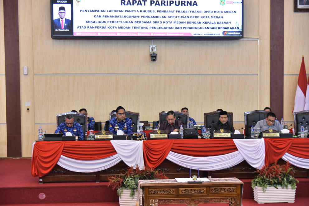 Rapat Paripurna DPRD Kota Medan tentang Acara Penyampaian Laporan Panitia Khusus, Pendapat Fraksi-Fraksi DPRD dan Penandatangan/Pengambilan Keputusan DPRD Kota Medan sekaligus Persetujuan Bersama DPRD Kota Medan dengan Kepala Daerah atas Ranperda Kota Medan tentang Pencegahan dan Penanggulangan Kebakaran (P2K), di Gedung DPRD Kota Medan, Jalan Kapten Maulana Lubis No 1, Medan, Senin (17/11/202).
