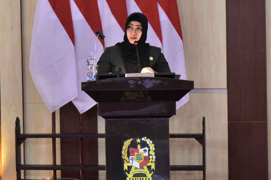 Wakil Ketua Pansus Lailatul Badri saat membacakan laporan pansus.