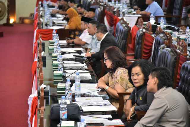 Rapat Paripurna DPRD Kota Medan tentang Acara Penyampaian Laporan Panitia Khusus, Pendapat Fraksi-Fraksi DPRD dan Penandatangan/Pengambilan Keputusan DPRD Kota Medan sekaligus Persetujuan Bersama DPRD Kota Medan dengan Kepala Daerah atas Ranperda Kota Medan tentang Pencegahan dan Penanggulangan Kebakaran (P2K), di Gedung DPRD Kota Medan, Jalan Kapten Maulana Lubis No 1, Medan, Senin (17/11/202).