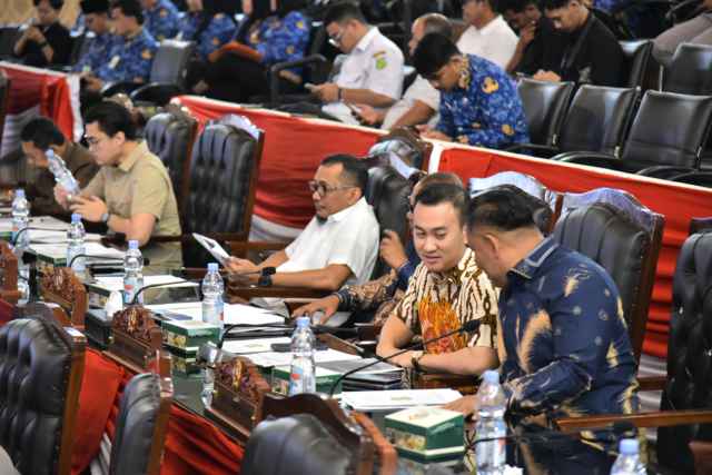 Rapat Paripurna DPRD Kota Medan tentang Acara Penyampaian Laporan Panitia Khusus, Pendapat Fraksi-Fraksi DPRD dan Penandatangan/Pengambilan Keputusan DPRD Kota Medan sekaligus Persetujuan Bersama DPRD Kota Medan dengan Kepala Daerah atas Ranperda Kota Medan tentang Pencegahan dan Penanggulangan Kebakaran (P2K), di Gedung DPRD Kota Medan, Jalan Kapten Maulana Lubis No 1, Medan, Senin (17/11/202).