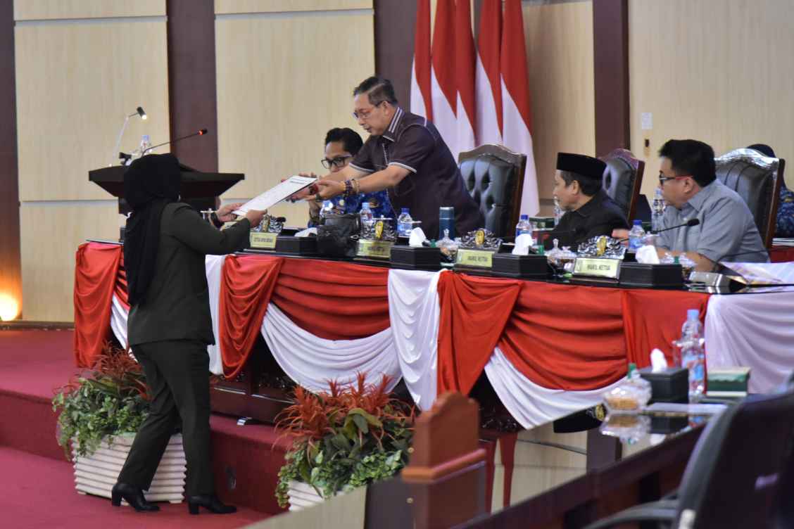 Rapat Paripurna DPRD Kota Medan tentang Acara Penyampaian Laporan Panitia Khusus, Pendapat Fraksi-Fraksi DPRD dan Penandatangan/Pengambilan Keputusan DPRD Kota Medan sekaligus Persetujuan Bersama DPRD Kota Medan dengan Kepala Daerah atas Ranperda Kota Medan tentang Pencegahan dan Penanggulangan Kebakaran (P2K), di Gedung DPRD Kota Medan, Jalan Kapten Maulana Lubis No 1, Medan, Senin (17/11/202).
