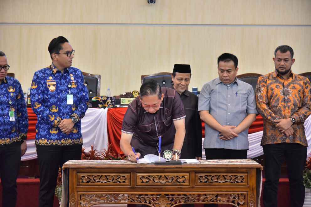 Ketua DPRD Kota Medan Wong Chun Sen menandatangani kesepakatan bersama pengesahan Perda P2K.