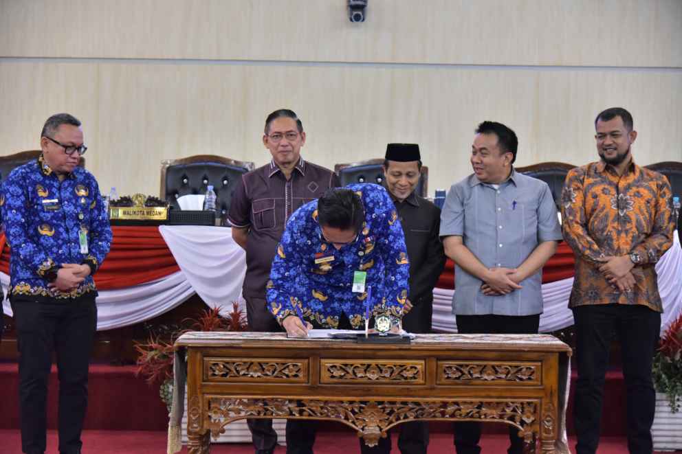 Wali Kota Medan menandatangani kesepakatan bersama pengesahan Perda P2K.