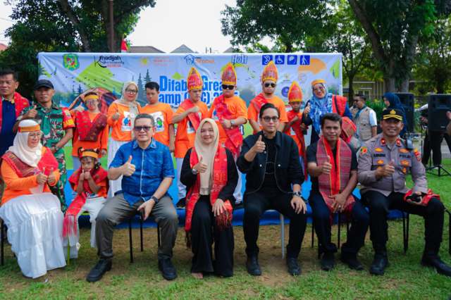 Wali Kota Medan Rico Tri Putra Bayu Waas saat menghadiri acara Difabel Great Camp (DGC) 2025 yang diselenggarakan Yayasan Khadijah Sharaswaty Indonesia, di Lapangan Balai Desa Helvetia, Kecamatan Medan Helvetia, Sabtu (1/11/2025).