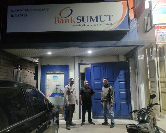 Personel Polsek Barumun Tengah Polres Palas, melaksanakan patroli Blue Light di sejumlah objek vital untuk cegah kejahatan jalanan malam hari.