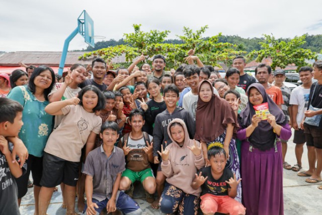 Teks : Warga Tukka, Tapanuli Tengah Terlihat Gembira kehadiran Gubernur Sumatera Utara, Bobby Nasution yang langsung membenahi akses di kawasan Tukka, Tapanuli Tengah pasca banjir dan longsor. (ist)