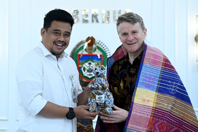 Gubernur Sumatera Utara (Sumut) Muhammad Bobby Afif Nasution didampingi para OPD menerima kunjungan kehormatan Duta Besar Australia untuk Indonesia, Rod Brazier, di Ruang Kerja Gubernur lantai 10 Kantor Gubernur Sumut, Jalan Diponegoro Nomor 30, Medan, Selasa (12/5/2026). Foto/Diskominfo Sumut