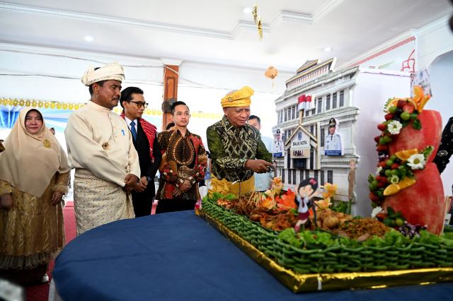 Wakil Gubernur Sumatera Utara (Sumut) Surya di dampingi OPD memotong tumpeng pada acara Resepsi Hari Jadi ke-154 Kota Binjai di Pendopo Umar Baki, Binjai, Minggu (17/5/2026). Foto/Diskominfo Sumut