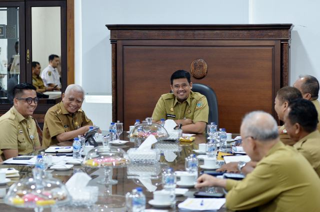 Gubernur Sumatera Utara (Sumut) Muhammad Bobby Afif Nasution didampingi Wakil Gubernur Sumut Surya menerima kunjungan Bupati Asahan Taufik Zainal Abidin di Kantor Gubernur Sumut Jalan Diponegoro Kota Medan, Senin (18/5/2026). Foto/Diskominfo Sumut 