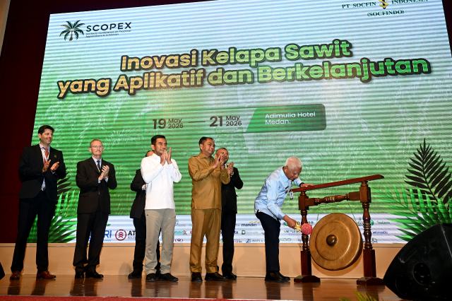 Wakil Gubernur Sumatera Utara (Sumut) Surya didampingi Bupati Serdangbedagai Dharma Wijaya dan Wakil Bupati Labuhanbatu Utara Samsul Tanjung saat membuka acara Socfindo Conference on Practical Application & Exhibition (Scopex) 2026 di Hotel Adimulia, Jalan Pangeran Diponegoro Nomor 8, Medan, Selasa (19/5/2026). Foto/Diskominfo Sumut 