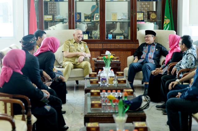 Pj. Sekretaris Daerah Provinsi Sumatera Utara (Sumut) Sulaiman Harahap menerima audiensi Pengurus Asosiasi Eksportir dan Produsen Handicraft Indonesia (ASEPHI) di Ruang Kerja Lantai 9 Kantor Gubernur Sumut Jalan Diponegoro Kota Medan, Senin (25/5/2026). Foto/Diskominfo Sumut 