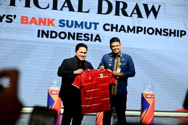 Gubernur Sumatera Utara (Sumut) Muhammad Bobby Afif Nasution bersama Ketua PSSI Erick Thohir, menyaksikan Drawing Grup Piala AFF U19 atau Asean U19 Boys’ Bank Sumut Championship 2026 di Aula Raja Inal Siregar, Kantor Gubernur Sumut, Jalan Diponegoro 30, Medan, baru-baru ini. Foto/Diskominfo Sumut / Dokumen