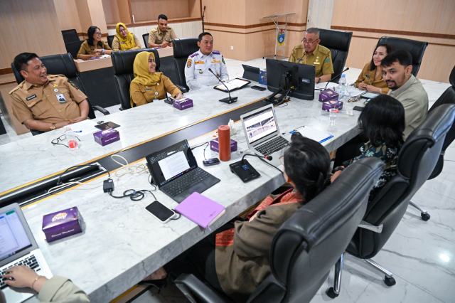 Pj. Sekdaprov Sumut, Sulaiman Harahap memimpin Rapat Persiapan Pelaksanaan Kegiatan Pekan Raya Sumatera Utara (PRSU) ke 50 di Ruang Rapat 1, lantai 2 Kantor Gubernur Sumut, Jalan Diponegoro No. 30, Medan, Senin (25/5/2026). Foto/Diskominfo Sumut 