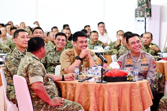 Gubernur Sumut Muhammad Bobby Afif Nasution bersama Pangdam I/Bukit Barisan Mayjen TNI Hendy Antariksa, Kapolda Sumut Irjen Pol Whisnu Hermawan Februanto, serta jajaran Forkopimda, mengikuti peresmian nasional operasionalisasi 1.061 Koperasi Desa/Kelurahan Merah Putih yang dipimpin Presiden Prabowo Subianto secara virtual dari KMP Tanjung Selamat, Kecamatan Medan Tuntungan, baru-baru ini. Foto/Diskominfo Sumut/Dokumen
