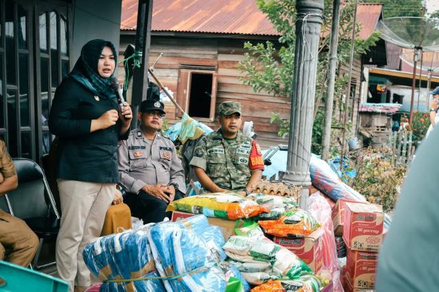 Wakil Bupati Mandailing Natal (Madina) Atika Azmi Utammi Nasution menyerahkan bantuan untuk korban kebakaran di Desa Lumban Pinasa, Kecamatan Siabu, Selasa (5/5/2026).